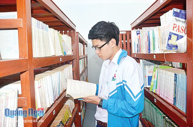 Học sinh Trường THPT Chuyên Lê Khiết tham khảo sách tại thư viện của trường.                                     Ảnh: PV