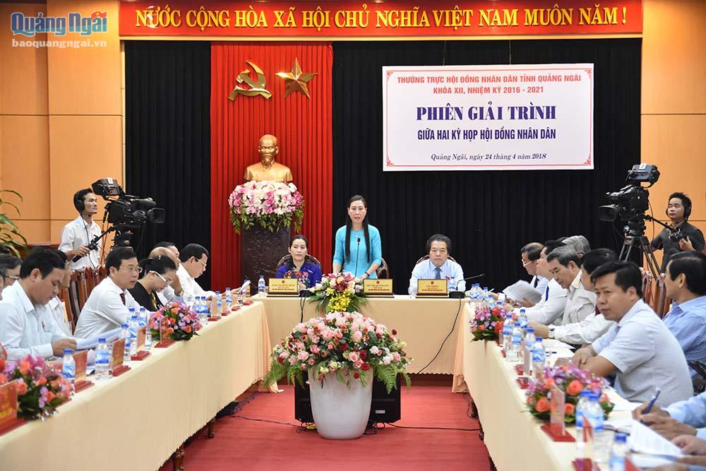 Chủ tịch HĐND tỉnh Bùi Thị Quỳnh Vân phát biểu tại phiên