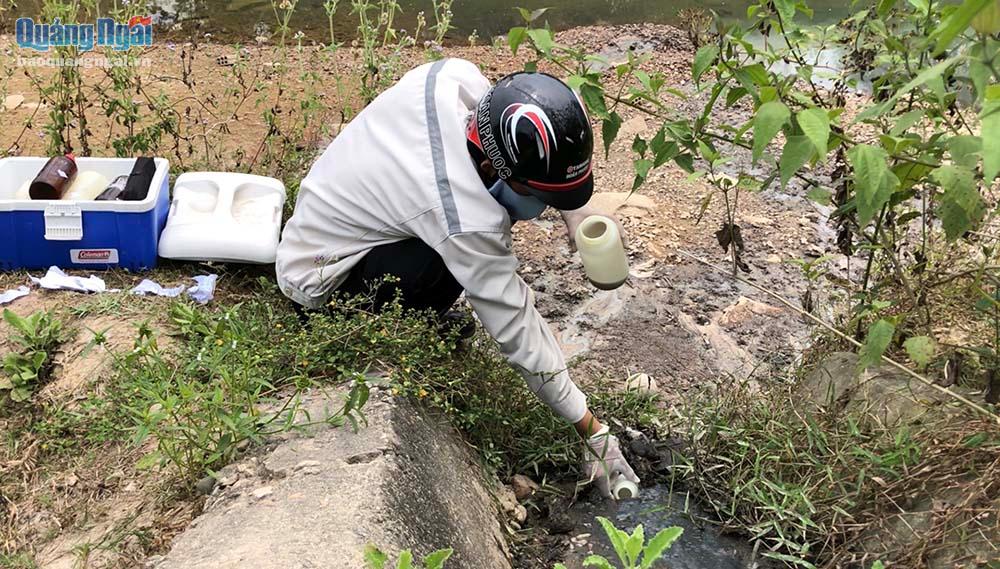 Đoàn kiểm tra đã lấy mẫu nguồn xả thải của các cơ sở chế biến dọc theo sông Bầu Giang để xét nghiệm