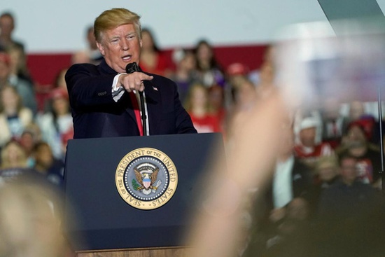 Tổng thống Donald Trump tại cuộc diễn thuyết ở Washington, bang Michigan. Ảnh: Reuters