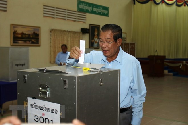 Thủ tướng Campuchia Samdech Techo Hun Sen bỏ phiếu trong cuộc bầu cử Thượng viện tại một điểm bầu cử ở tỉnh Kandal ngày 25-2 vừa qua. (Ảnh: THX/TTXVN)
