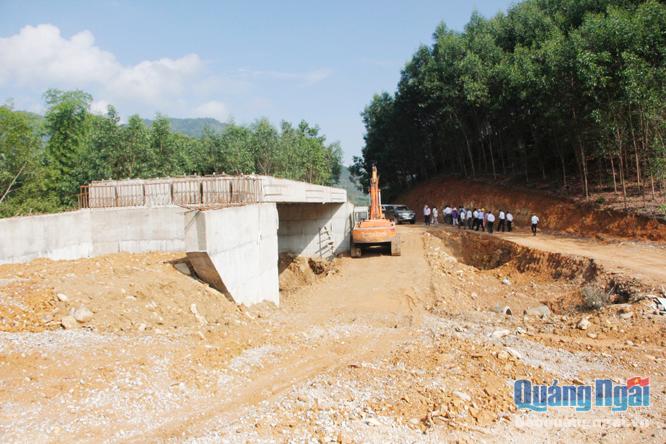  Công trình cầu về làng Mâm, xã Ba Bích (Ba Tơ) thi công chậm, do vướng giải phóng mặt bằng.