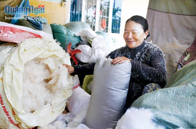 Bà Ninh luôn duy trì nghề sản xuất gối bông gòn.