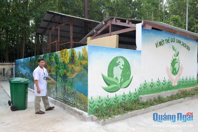 Ngay cả nơi chứa rác thải của Trung tâm Y tế huyện Bình Sơn cũng được vẽ bích họa đẹp mắt, hài hòa.  Ảnh: Ý THU