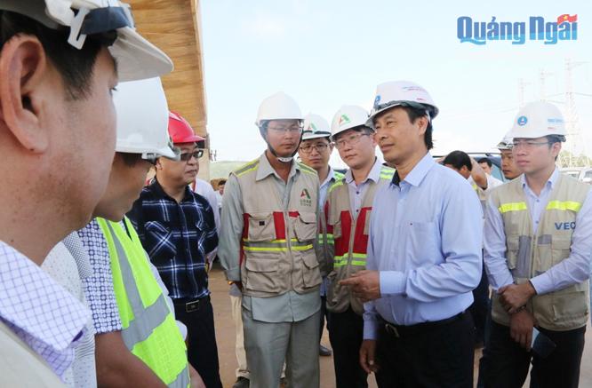Thứ trưởng Bộ GTVT Lê Đình Thọ (thứ 2 từ phải sang)  kiểm tra trực tiếp tại công trường và chỉ đạo các nhà thầu phải tăng tốc để đến 30.6 đưa dự án vào khai thác.