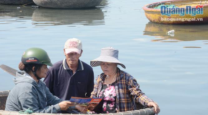  Cán bộ dân số xã Bình Đông (Bình Sơn) tuyên truyền chính sách DS-KHHGĐ cho ngư dân.