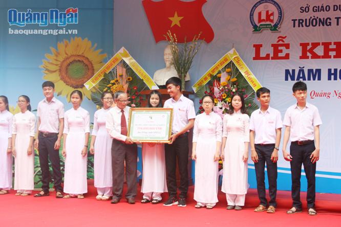 Lãnh đạo Hội Khuyến học tỉnh trao học bổng cho học sinh nghèo học  giỏi ở Trường THPT chuyên Lê Khiết.