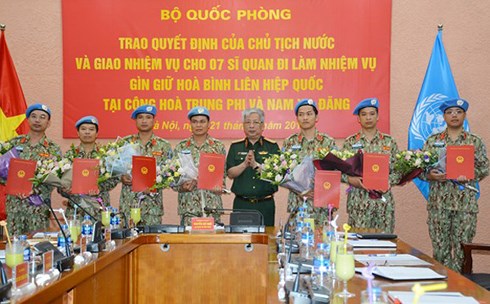  Thượng tướng Nguyễn Chí Vịnh trao quyết định cho 7 sĩ quan lên đường làm nhiệm vụ tại Phái bộ Cộng hòa Trung Phi và Nam Sudan.