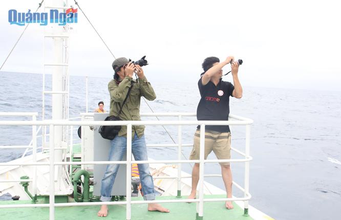  Để có được những góc ảnh đẹp, nhiều phóng viên phải “liều mình” đứng ở những vị trí nguy hiểm như trèo lên lang cang, boong tàu…