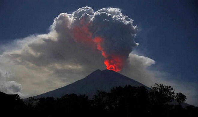Núi lửa Agung phun trào tro bụi. (Nguồn: EPA)