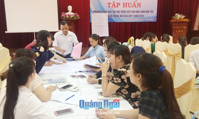  Các thầy cô giáo bậc tiểu học tham gia lớp tập huấn Chương trình dạy nói tiếng Việt cho trẻ dân tộc thiểu số trước khi vào lớp 1 trong dịp hè 2018.