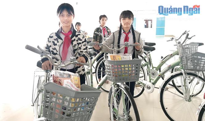 Học sinh nghèo huyện Tây Trà vui mừng khi được nhận xe đạp.