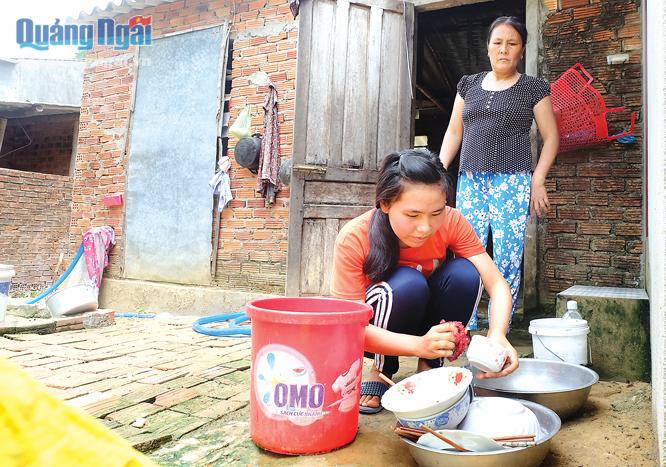 Hai mẹ con Nguyễn Thị Lan Châu lo lắng, vì chưa có tiền để nhập học.