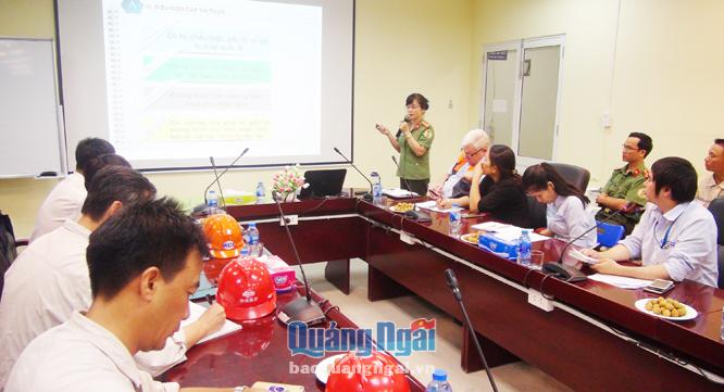 Cán bộ Phòng Quản lý xuất nhập cảnh (Công an tỉnh) tuyên truyền, phổ biến pháp luật về xuất nhập cảnh cho các nhà thầu nước ngoài đang làm việc  ở dự án Khu liên hợp gang thép Hòa Phát-Dung Quất.