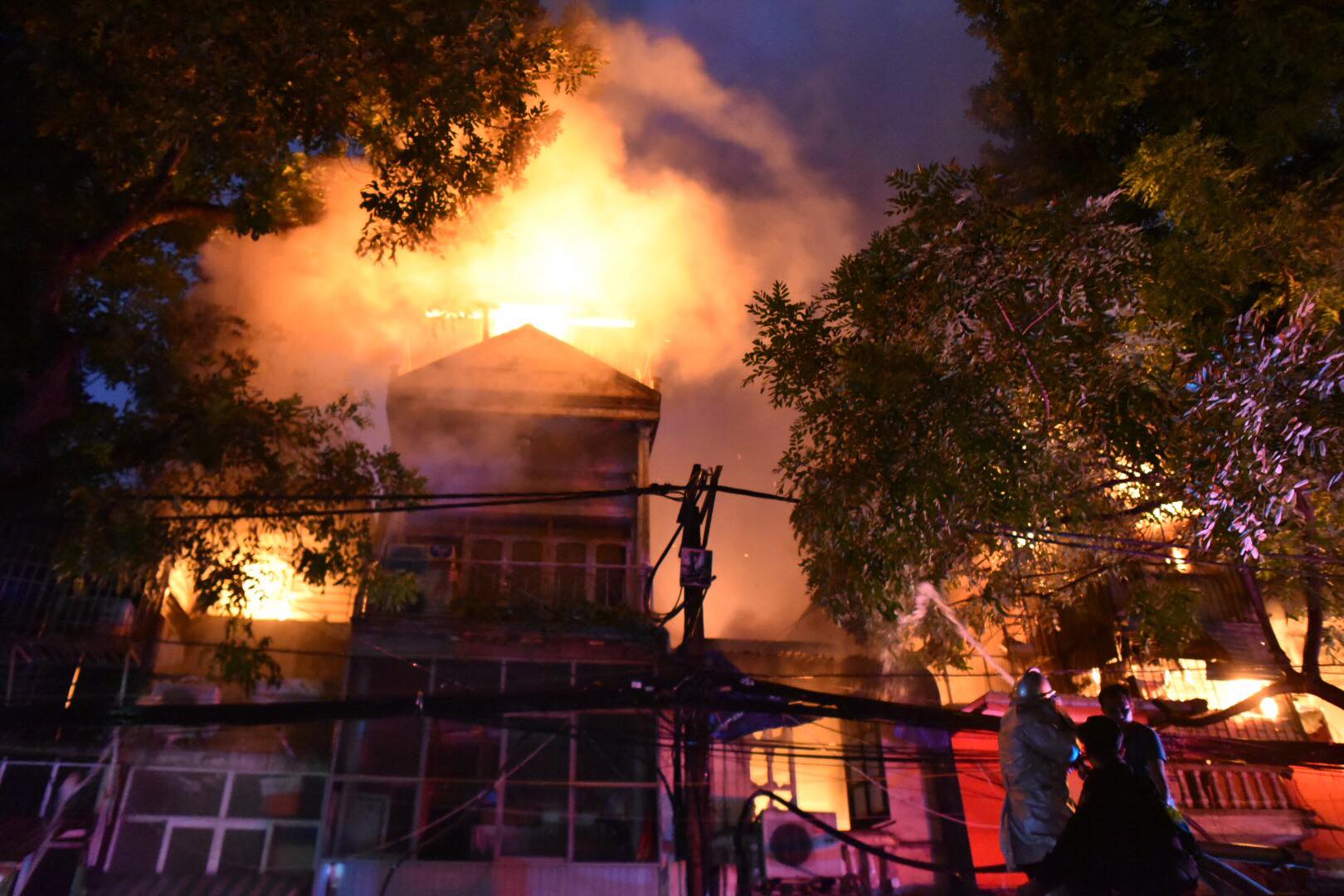 Video: Toàn cảnh đám cháy lớn thiêu rụi nhiều ngôi nhà gần bệnh viện Nhi Hà Nội