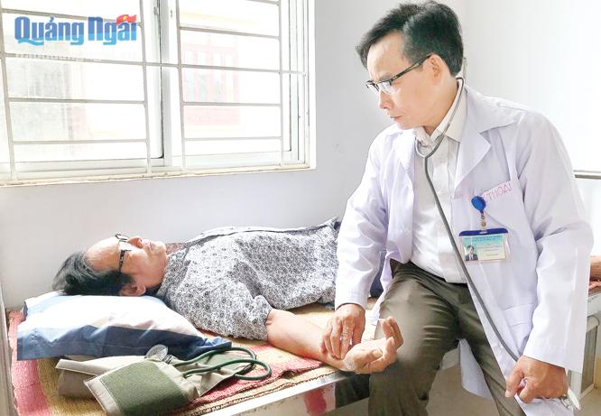 Bác sĩ ở Trạm Y tế thị trấn Sông Vệ (Tư Nghĩa) khám bệnh cho người dân.    