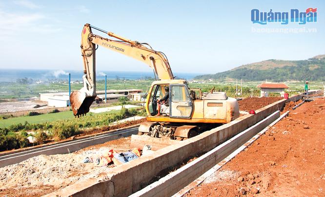  Nhiều công trình, dự án ở Lý Sơn có tiến độ thi công chậm. Trong ảnh: Thi công công trình Nghĩa địa tập trung huyện Lý Sơn.