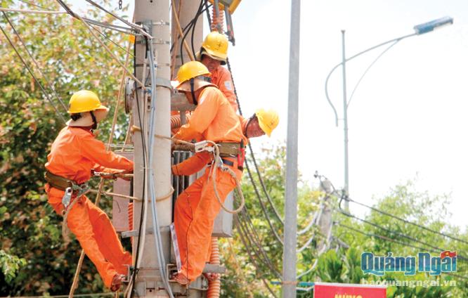 Nhân viên Điện lực Lý Sơn thay thế các thiết bị điện trên địa bàn xã An Hải, nhằm đảm bảo an toàn cấp điện trong mùa mưa bão.