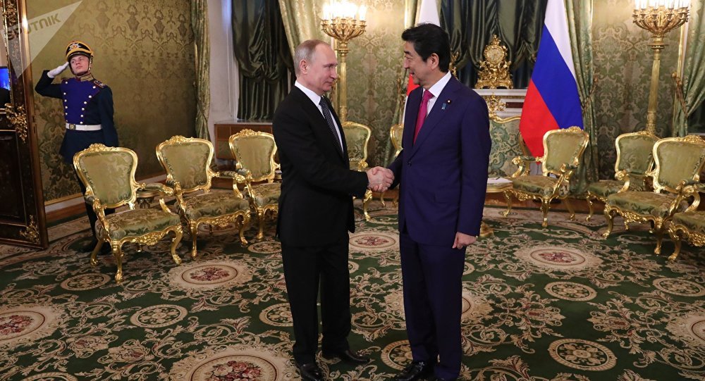 Tổng thống Nga Vladimir Putin (bên trái) bắt tay Thủ tướng Nhật Bản Shinzo Abe. Ảnh: Sputnik