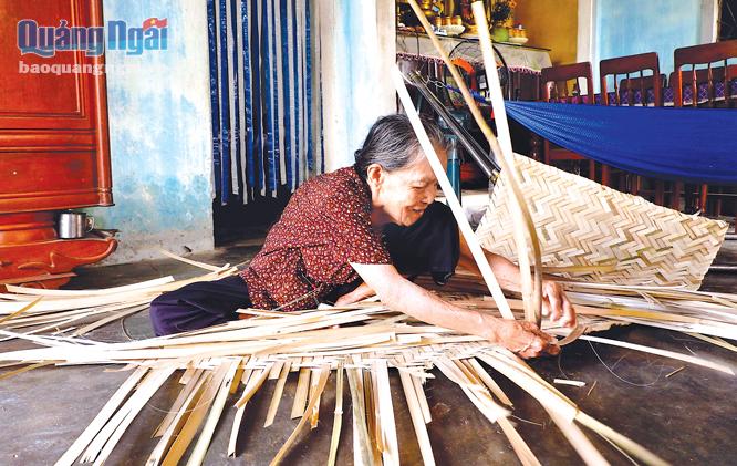 Những người cao tuổi ở thôn Cộng Hòa 1 cũng mải mê với nghề tre đan. Bà Đỗ Thị Dương (90 tuổi) bộc bạch: 