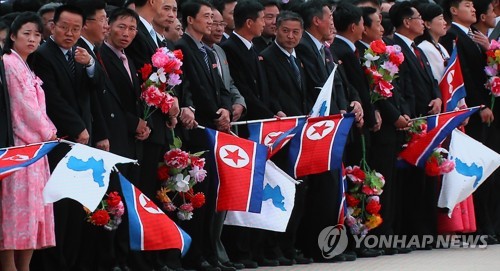 Tổng thống Hàn Quốc được đón trong rừng cờ, hoa