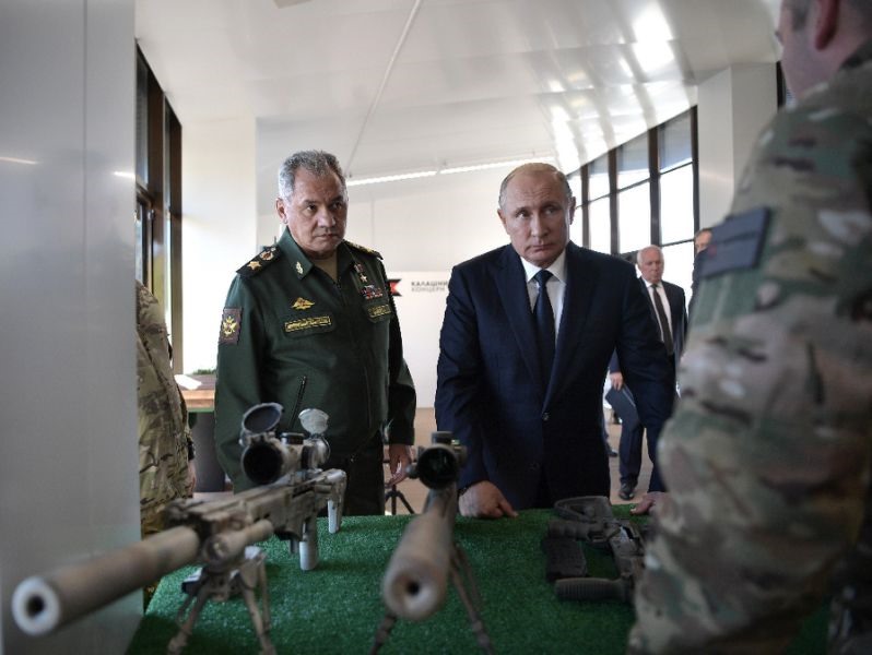 Tổng thống Nga và Bộ trưởng Quốc phòng Nga. Ảnh: AFP.  