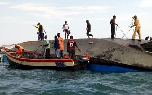  Tình nguyện viên tham gia cứu hộ phà bị chìm tại Tanzania. Ảnh: Stephen Msengi.