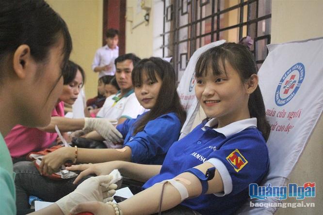 Nụ cười hạnh phúc của các sinh viên khi cho đi giọt máu đấy ý nghĩa.