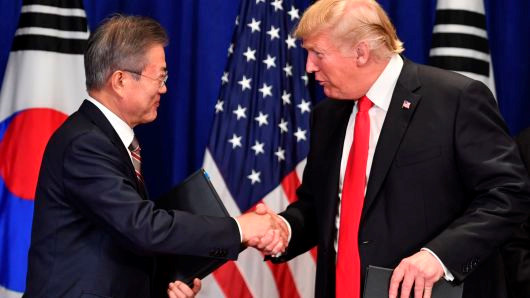  Tổng thống Hàn Quốc Moon Jae In và Tổng thống Mỹ Donald Trump ký thỏa thuận thương mại tự do song phương hôm 24/9. Ảnh: AFP.