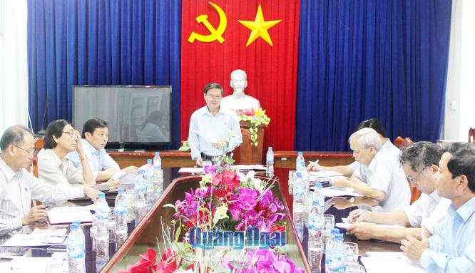  Giám đốc Sở Tư pháp Nguyễn Trung Tập phát biểu trong một hội nghị của ngành Tư pháp tỉnh.