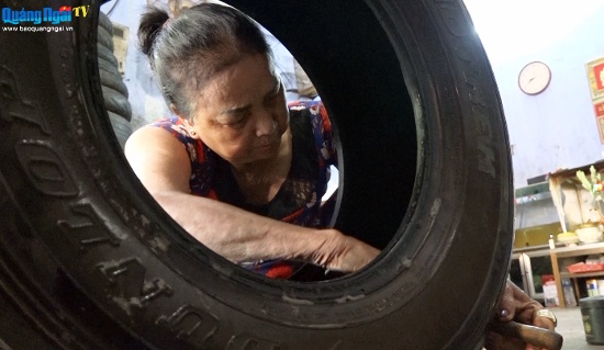 Video: Hơn 40 năm bà Trà vá lốp