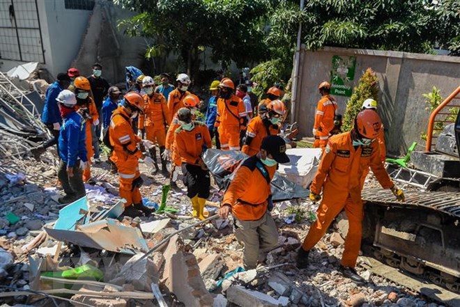 Lực lượng cứu hộ tìm kiếm nạn nhân dưới đống đổ nát sau thảm họa động đất và sóng thần ở Palu, tỉnh Trung Sulawesi, Indonesia ngày 3-10-2018. (Ảnh: THX/TTXVN)