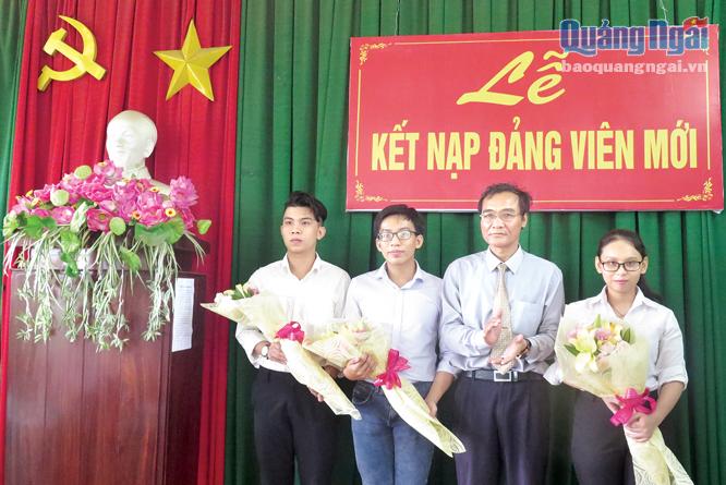 Lễ kết nạp đảng viên mới ở Đảng bộ Trường THPT Trần Quốc Tuấn.