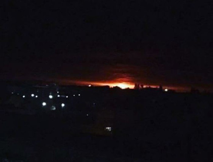 Hình ảnh vụ nổ nhìn từ nhà dân ở phía xa. Ảnh: RT