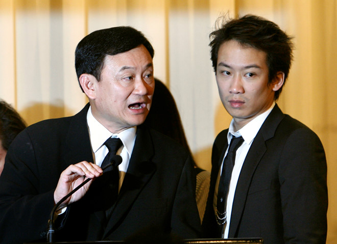 Ông Thaksin và con trai Panthongtae trong một cuộc họp báo hồi năm 2014. Ảnh: Reuters.