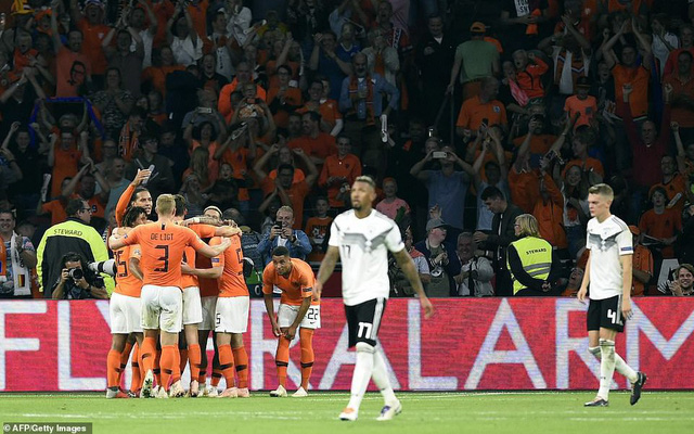 Niềm vui chiến thắng của các cầu thủ ĐT Hà Lan và sự thất vọng của ĐT Đức