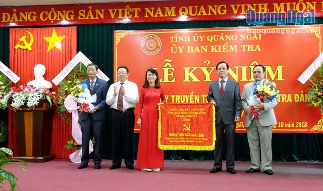 Phó Chủ nhiệm UBKT TƯ Hoàng Văn Trà trao cờ thi đua đơn vị tiêu biểu xuất sắc cho UBKT Tỉnh ủy Quảng Ngãi