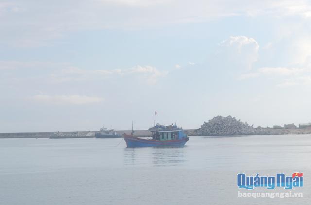 Tàu cá bị nạn được lai dắt vào đảo Lý Sơn