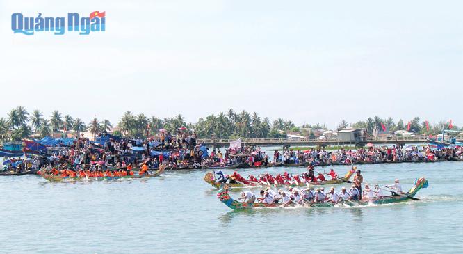 Đua thuyền trên sông Phú Thọ thu hút rất đông người xem. ẢNH: H.TRIỀU