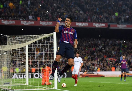  Tiền đạo Luis Suarez ghi bàn thắng vào lưới Sevilla, nâng tỷ số lên 3 - 0 cho Barcelona