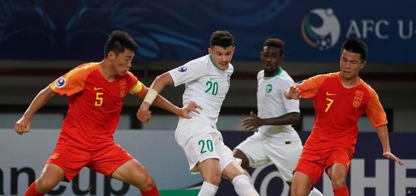 Đội U19 Trung Quốc (áo đỏ) trong trận thua Saudi Arabia 0-1 - Ảnh: AFC