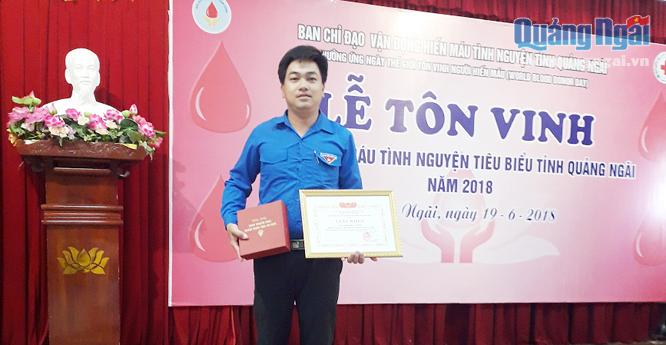 Anh Phan Thanh Hiền tại Lễ tôn vinh người hiến máu tình nguyện tiêu biểu cấp tỉnh.