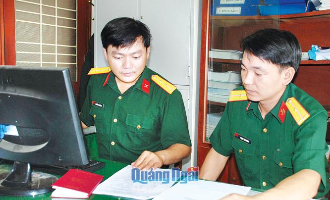  Đại úy Nguyễn Văn Đồng (bên trái) luôn tận tụy với công việc. ẢNh: T.Hân