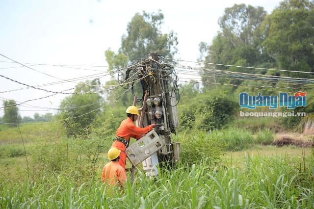 Công nhân Điện lực Sơn Tịnh kiểm tra hệ thống điện, đường dây ở xóm 10, thôn Hà Nhai Nam