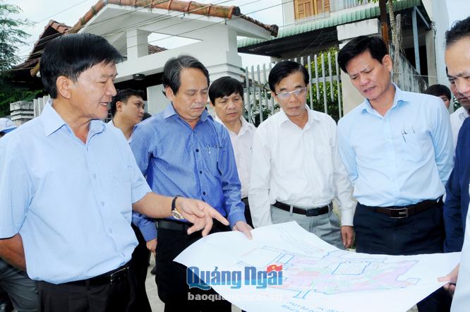 Chủ tịch UBND tỉnh Trần Ngọc Căng (bên trái) kiểm tra thực tế dự án do QISC làm chủ đầu tư.	