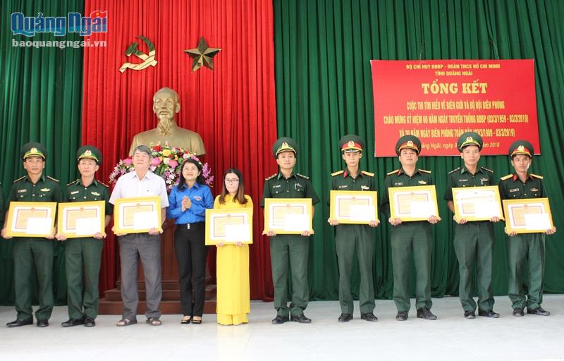 Phó Bí thư Thường trực Tỉnh Đoàn Huỳnh Thị Sương trao giải cho các đơn vị đạt thành tích trong cuộc thi