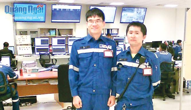  Kỹ sư Đàm Gia Phong (trái) và kỹ sư Nguyễn Phú Đại hỗ trợ vận hành tại Phòng Điều khiển trung tâm NMLD Nghi Sơn (Thanh Hóa).