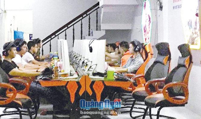 Hơn 23 giờ nhưng một tiệm internet  trên đường Bùi Thị Xuân, TP.Quảng Ngãi vẫn còn hoạt động.