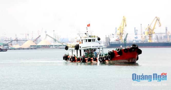 Tàu cập cảng Dung Quất nhận hàng.
