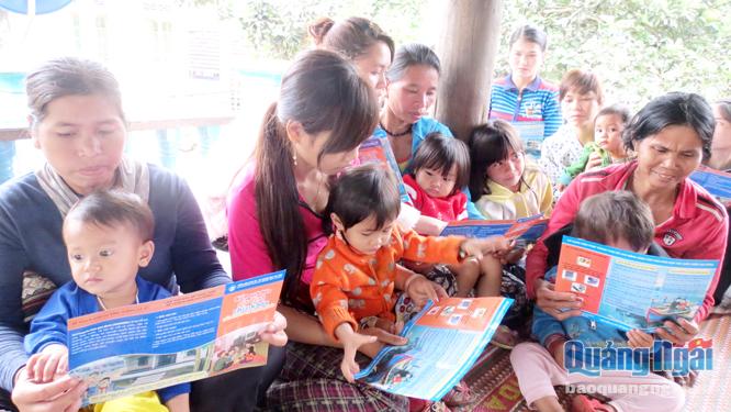 Phụ nữ trong độ tuổi sinh đẻ ở thôn Thanh Mâu, xã Thanh An (Minh Long) được cập nhật kiến thức về chính sách dân số- kế hoạch hóa gia đình.    